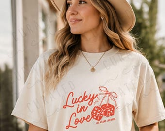 Camisetas personalizadas para despedida de soltera en Las Vegas PNG / Lucky in Love / Camiseta retro para fiesta de casino / Regalo personalizado para el viaje de las damas de honor
