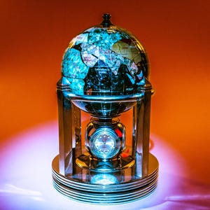 Kleiner Halbedelstein Globus, Black Ocean, auf Sockel mit Uhr, Thermometer