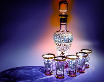 Decanter vintage e cinque bicchieri - Colore lavanda, scene dipinte a mano