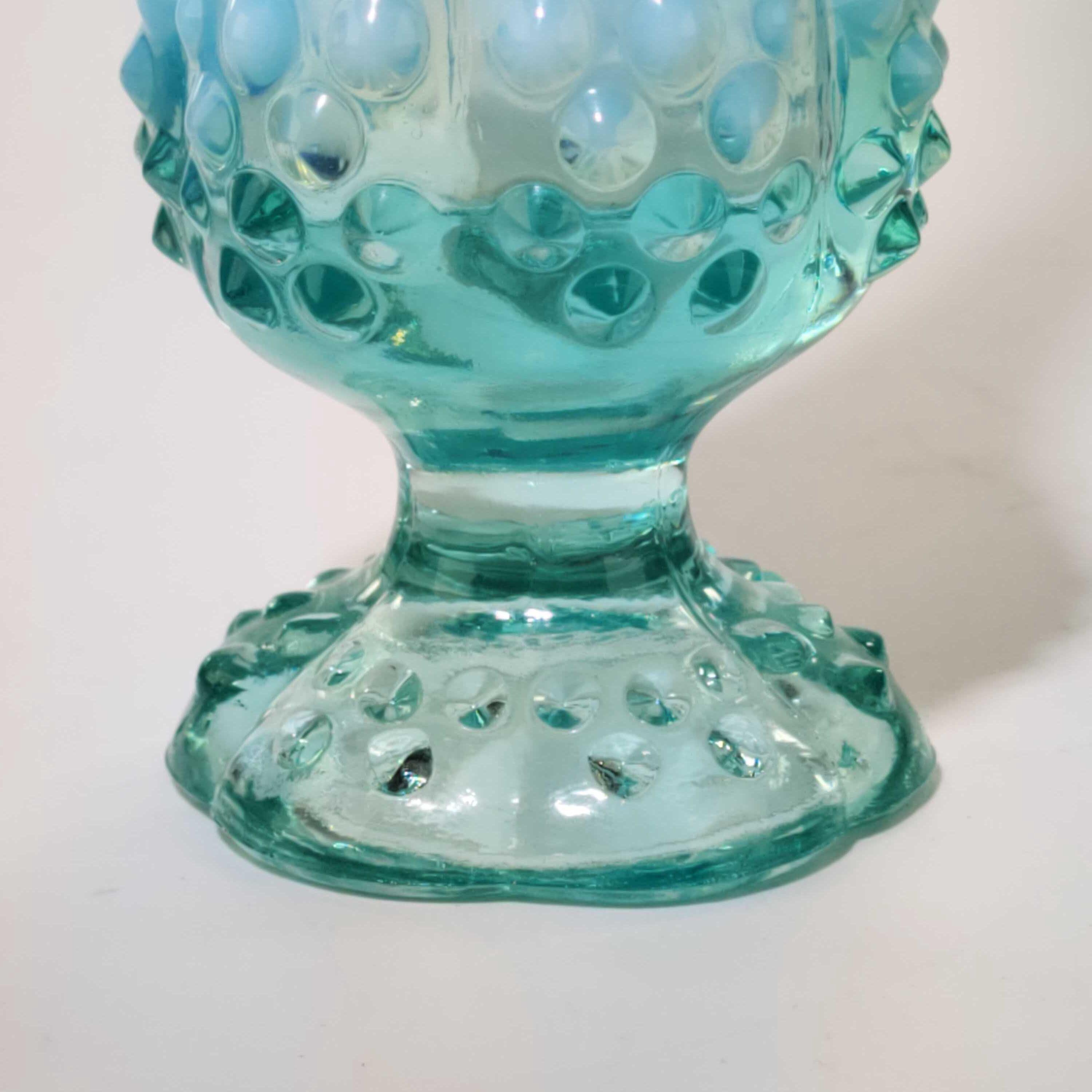 フェントンブルーの小さなオパールセントスイング花瓶（ホブネイル底