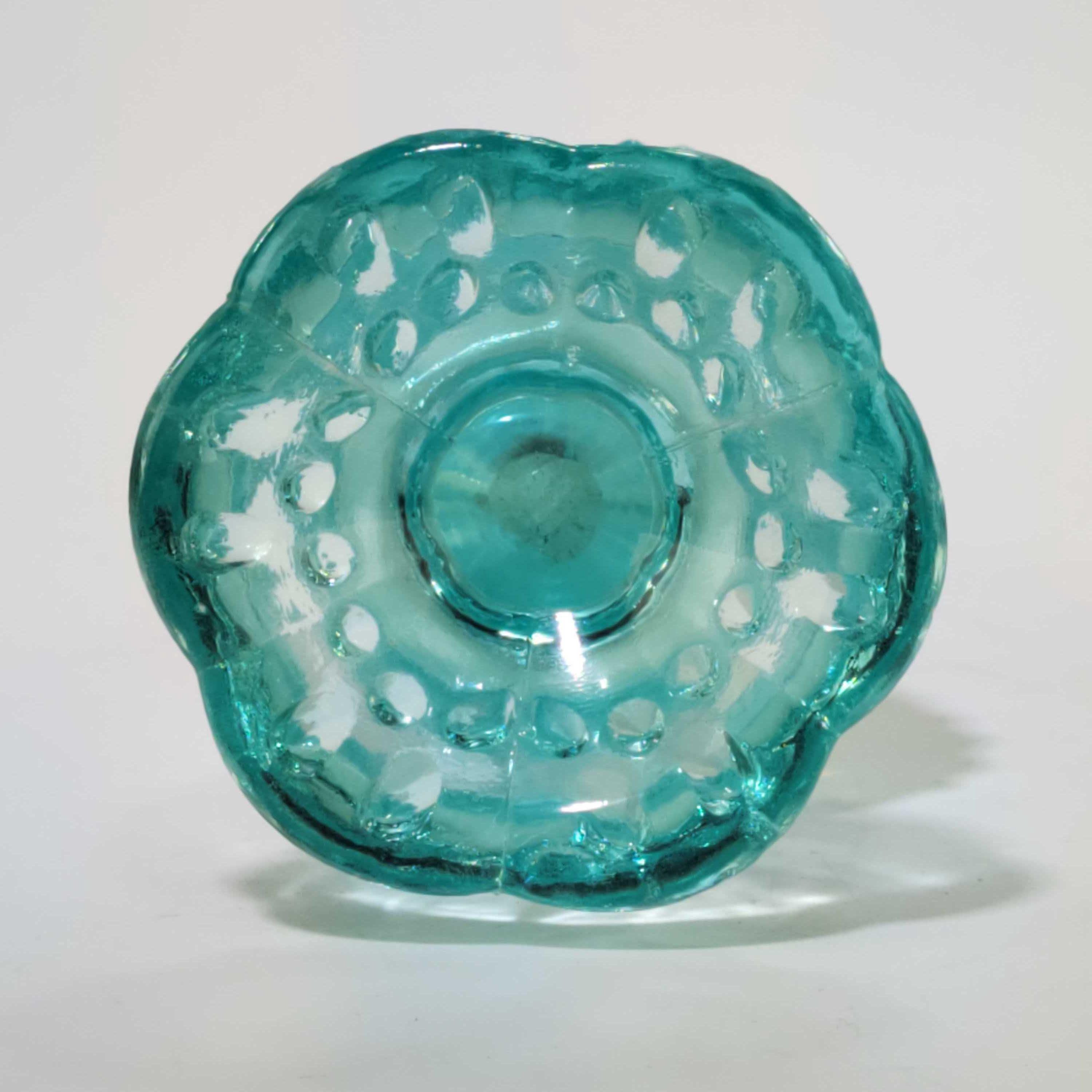 フェントンブルーの小さなオパールセントスイング花瓶（ホブネイル底