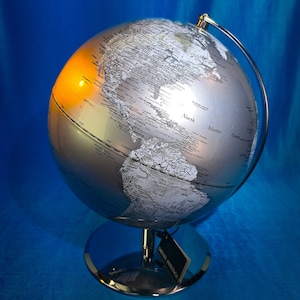 Globo terráqueo de metal plateado