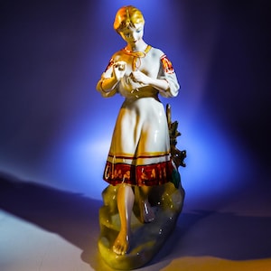 Vintage Porzellan Figur eines jungen Mädchens mit ethnischen Kleid--Made in der Ukraine