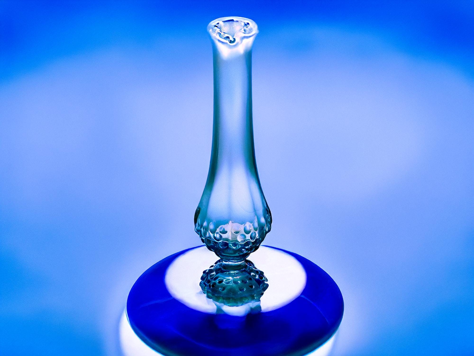 フェントンブルーの小さなオパールセントスイング花瓶（ホブネイル底