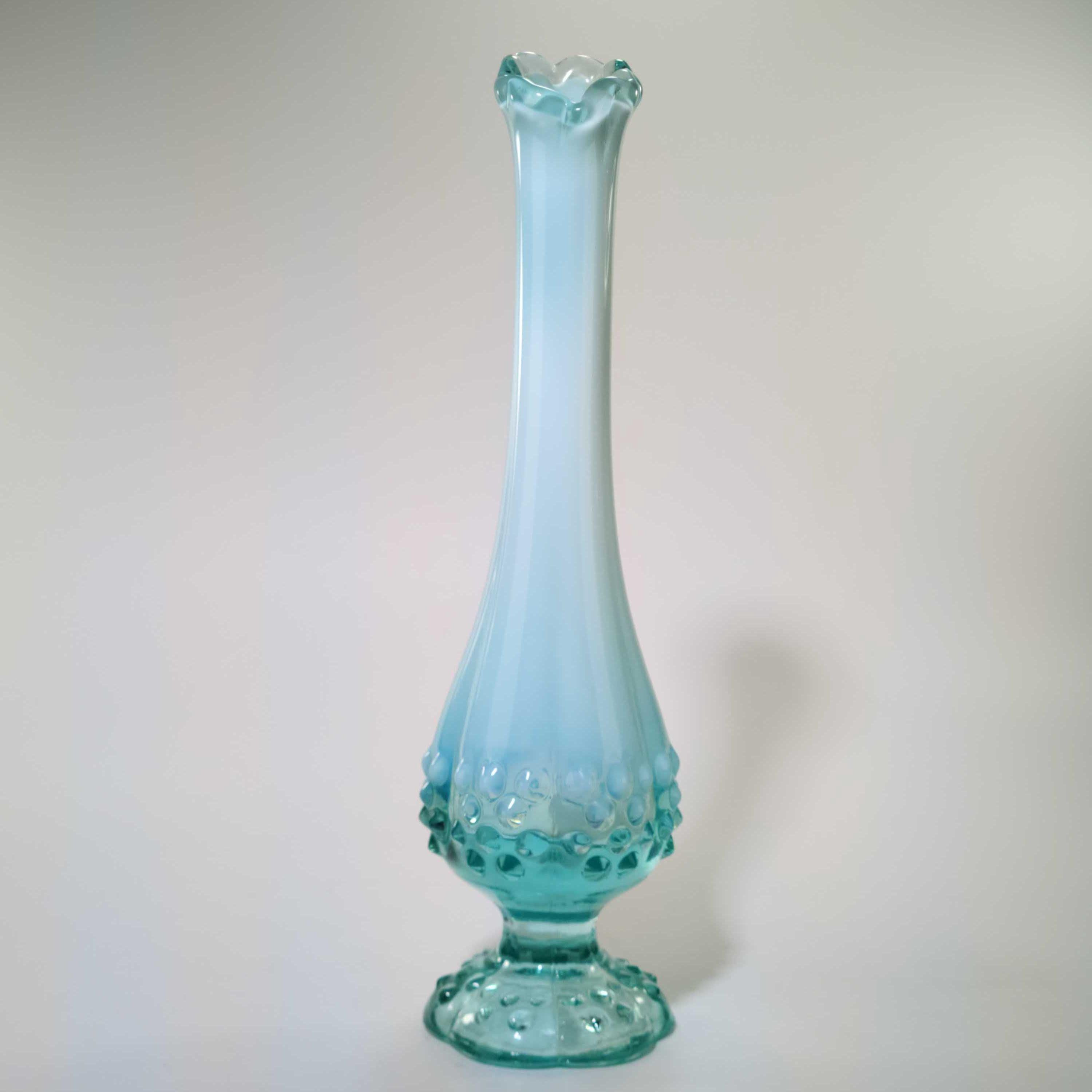 フェントンブルーの小さなオパールセントスイング花瓶（ホブネイル底