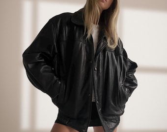 Giacca in pelle nera ampia da donna, vestibilità oversize, spalle imbottite, abbottonatura frontale, stile bomber anni 1880 - Regalo di compleanno