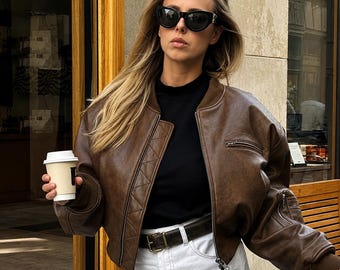 Chaqueta bomber de cuero marrón vintage hecha a mano para mujer, estilo años 90, corte cropped, estilo clásico de aviador, puños acanalados y cierre de cremallera. Chaqueta corta de cuero.