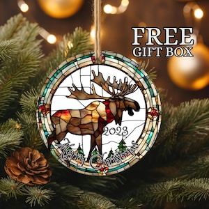 Prachtig gebrandschilderd glas imitatie schilderachtige elandafbeelding op keramisch vrolijk kerstornament Aangepast 2024 kerstversiering aandenken cadeau-idee