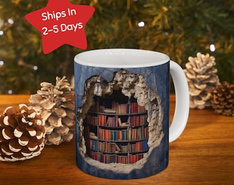 Może przedstawiać: Biały kubek ceramiczny z niebiesko-szarym wzorem. Wzór przedstawia bibliotekę wypełnioną książkami, która wygląda jakby znajdowała się za rozwaloną ścianą.