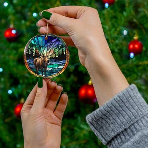 Schöner Elch mit Nordlicht-szenischem Bild auf Weihnachtsverzierung Einzigartiges Faux-Buntglas 2024 Andenken-Weihnachtsgeschenkidee-Andenken Bild 5