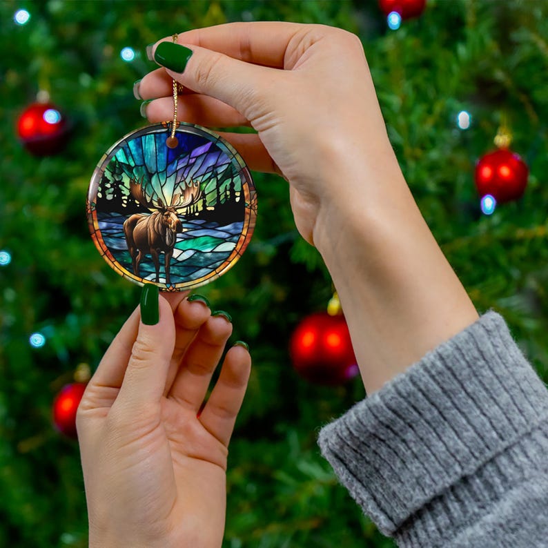 Schöner Elch mit Nordlicht-szenischem Bild auf Weihnachtsverzierung Einzigartiges Faux-Buntglas 2024 Andenken-Weihnachtsgeschenkidee-Andenken Bild 5