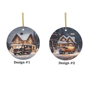 Op de afbeelding: Twee ronde kerstversieringen van keramiek met een besneeuwde wintersc&egrave;ne met een huis en een bestelwagen. De eerste versiering heeft de tekst "Bedankt!" en de tweede versiering heeft de tekst "2023".