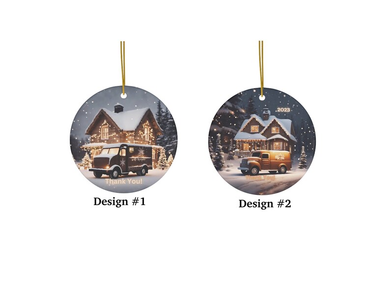 Op de afbeelding: Twee ronde kerstversieringen van keramiek met een besneeuwde wintersc&egrave;ne met een huis en een bestelwagen. De eerste versiering heeft de tekst "Bedankt!" en de tweede versiering heeft de tekst "2023".