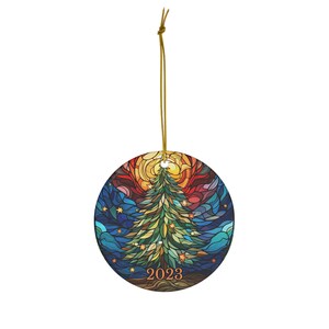 Adorno navideño de cerámica con imitación de árbol de Navidad de vitrales (año 2025), recuerdo navideño, regalo de Navidad, árbol precioso, elegante adorno navideño. imagen 4