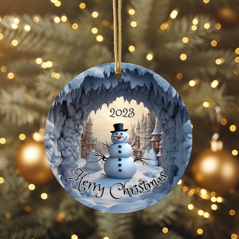 Puede incluir: Un adorno navide&ntilde;o redondo con un mu&ntilde;eco de nieve de pie en una escena invernal nevada y fant&aacute;stica. El adorno tiene el texto "2023 Feliz Navidad" en &eacute;l.