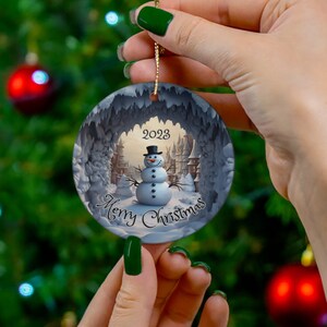 Muñeco de nieve personalizado en túnel de nieve, imagen 3D en adorno navideño de cerámica, decoración navideña 2025, regalo de recuerdo, muñeco de nieve imagen 5