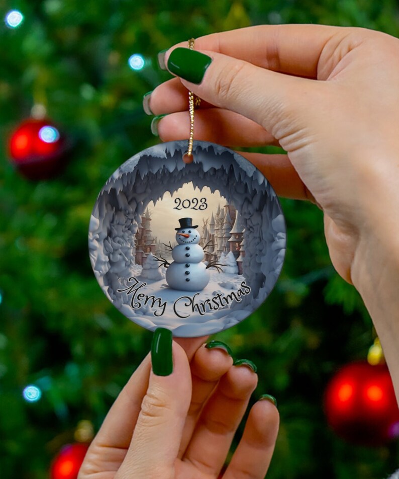 Muñeco de nieve personalizado en túnel de nieve, imagen 3D en adorno navideño de cerámica, decoración navideña 2025, regalo de recuerdo, muñeco de nieve imagen 5