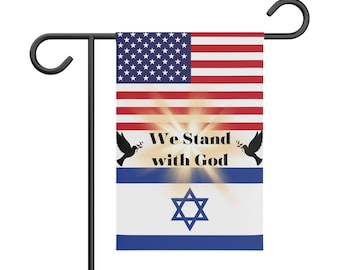 Könnte beinhalten: Eine Gartenflagge mit der amerikanischen und israelischen Flagge und dem Text "We Stand with God". Die Flagge befindet sich auf einem schwarzen Metallständer. Die amerikanische Flagge befindet sich oben, gefolgt vom Text und der israelischen Flagge.
