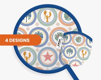 Op de afbeelding: Een ronde vouwwaaier met een blauwe rand en een witte achtergrond met een herhalend patroon van cirkels met geblokte randen. De cirkels bevatten illustraties van kreeften, zeesterren en palmbladeren. Een oranje banner toont 4 DESIGNS.