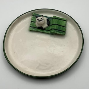 Plato de baratijas para gatos