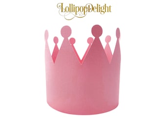 Könnte beinhalten: Eine rosa Papierkrone mit gewelltem Rand und abgerundeten oberen Details. Der Text "PRINTABLE CROWNS Birthday" steht oben in Grün, und "Lollipop Delight" steht in Gold.