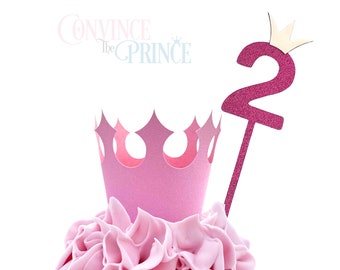Könnte beinhalten: Rosa-weißer Kuchen mit einer rosa Krone und einer rosa Nummer-Zwei-Spitze. Der Kuchen ist mit rosa Zuckerguss verziert und hat einen gewellten Rand. Der Topper sagt "Convince the Prince".