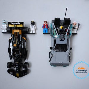 FurfDesign Wandhalterung für Speed Champions Brick Cars und Figuren; Das Original (8-Bolzen breit; 2020-Jetzt) Car and 2-Fig Mount
