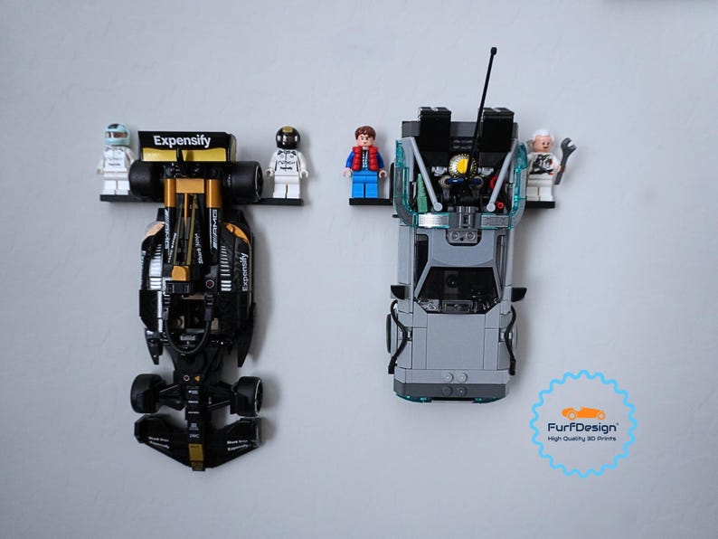 FurfDesign Wandhalterung für Speed Champions Brick Cars und Figuren; Das Original (8-Bolzen breit; 2020-Jetzt) Car and 2-Fig Mount