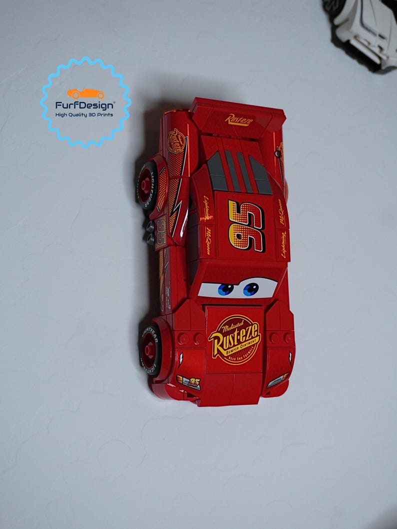 FurfDesign Wandhalterung für Speed Champions Brick Cars und Figuren; Das Original (8-Bolzen breit; 2020-Jetzt) Lightning (No Fig)