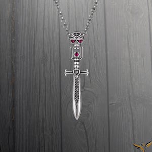 Könnte beinhalten: Eine weiße Keramik-Tasse mit schwarzem Henkel und dem Text "But First, Coffee" in schwarzer, fetter Schrift. Die Tasse steht auf einer weißen Oberfläche.