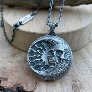 Handgemaakte sterlingzilveren hanger met schedel en maan: gotische aandenken Mori-sieraden