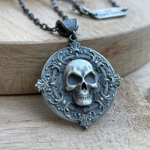 Memento Mori Skull Medallion Necklace – 925 Sterling Silver Gothic Pendant for Men, Latin Symbol Jewelry, Death Reminder Amulet