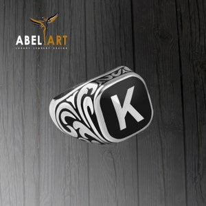 Anillos de plata con letras iniciales esmaltadas. Anillo con letras iniciales esmaltadas en azul marino y bañado en oro. Anillos con letras iniciales personalizables con esmalte plateado.