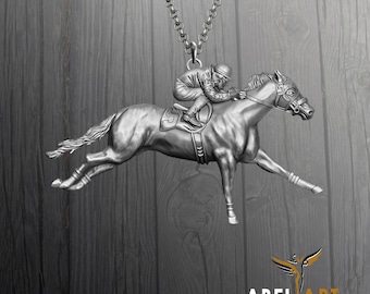 Puede incluir: Collar con colgante de plata que representa un caballo de carreras con un jinete. El colgante, suspendido de una fina cadena, presenta un diseño detallado. El caballo y el jinete están representados de forma realista, capturando el movimiento de una carrera.