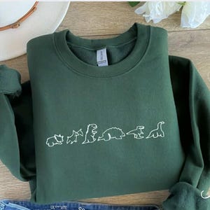 刺繍入り恐竜スウェットシャツ、恐竜ファミリークルーネック、かわいい恐竜、サウルススウェットシャツ、恐竜好きへのギフト、恐竜クルーネック