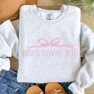 Sudadera cristiana con cuello redondo bordado "Jesús te ama"