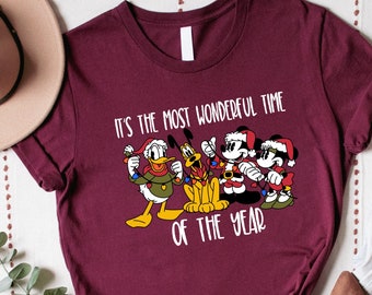 La camisa navideña de la época más maravillosa del año, la camisa navideña de Mickey y sus amigos, la camisa navideña de Disney, la camisa navideña de Disneyland