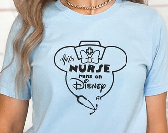 Esta enfermera corre en Disney, camisa de enfermera, camisa de enfermera de Disney, camisa de estetoscopio de Minnie Mouse, camisa de enfermera RN, regalo para enfermera