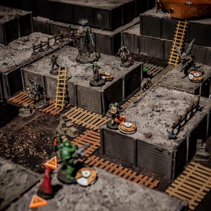 K&ouml;nnte beinhalten: Eine detaillierte Tabletop-Rollenspielszene mit Miniaturfiguren, Leitern und Holzstegen. Die Umgebung ist strukturiert, mit verschiedenen Figuren, die ein immersives Spielerlebnis schaffen. Die Farbpalette ist ged&auml;mpft, mit Graut&ouml;nen, Braun und Gr&uuml;n.