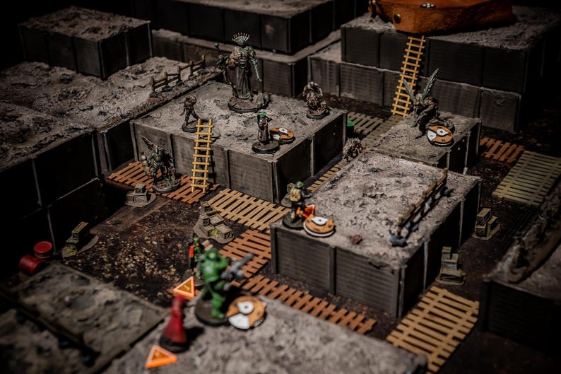 K&ouml;nnte beinhalten: Eine detaillierte Tabletop-Rollenspielszene mit Miniaturfiguren, Leitern und Holzstegen. Die Umgebung ist strukturiert, mit verschiedenen Figuren, die ein immersives Spielerlebnis schaffen. Die Farbpalette ist ged&auml;mpft, mit Graut&ouml;nen, Braun und Gr&uuml;n.