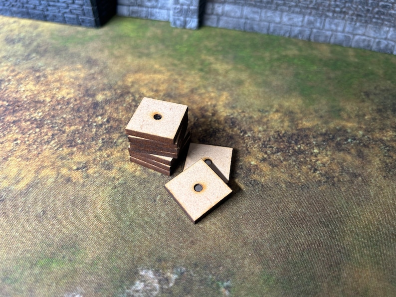 K&ouml;nnte beinhalten: Ein Stapel kleiner, quadratischer Holzst&uuml;cke mit einem Loch in der Mitte. Die St&uuml;cke sind hellbraun und haben eine nat&uuml;rliche Holzoptik.