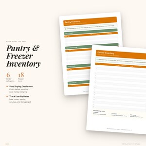 Puede incluir: Dos hojas de inventario imprimibles blancas para la organizaci&oacute;n de la despensa y el congelador. Las hojas tienen acentos naranjas y verdes e incluyen secciones para el seguimiento de art&iacute;culos, fechas y cantidades. El texto en las hojas dice "Pantry & Freezer Inventory".