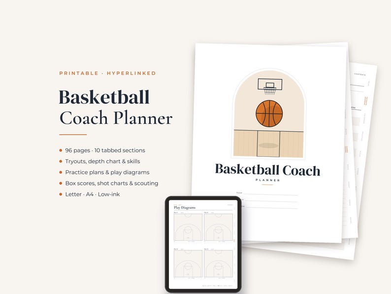 Op de afbeelding: Een digitale basketbalcoachplanner met een stapel printbare pagina's en een tablet. De omslag toont een illustratie van een basketbalveld en de tekst Basketball Coach Planner. De lijst bevat 96 pagina's, 10 tabbladen, try-outs, dieptekaarten, oefenplannen, spelschema's, box scores en schotkaarten.