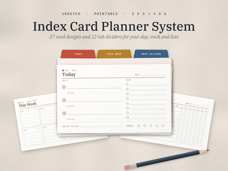 Puede incluir: Un sistema de planificaci&oacute;n de fichas imprimibles sin fecha con 27 dise&ntilde;os de tarjetas y 12 separadores. Las tarjetas incluyen un dise&ntilde;o Today con secciones Top 3 y Also, una vista This Week y una cuadr&iacute;cula de seguimiento, con un l&aacute;piz.
