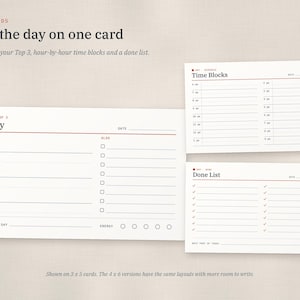 Puede incluir: Tres tarjetas de planificaci&oacute;n blancas con texto y l&iacute;neas rojas. La tarjeta m&aacute;s grande incluye secciones para Today, Top 3, Also y niveles de energ&iacute;a. Las tarjetas peque&ntilde;as incluyen Time Blocks de 8 am a 4 pm y una Done List con iconos.
