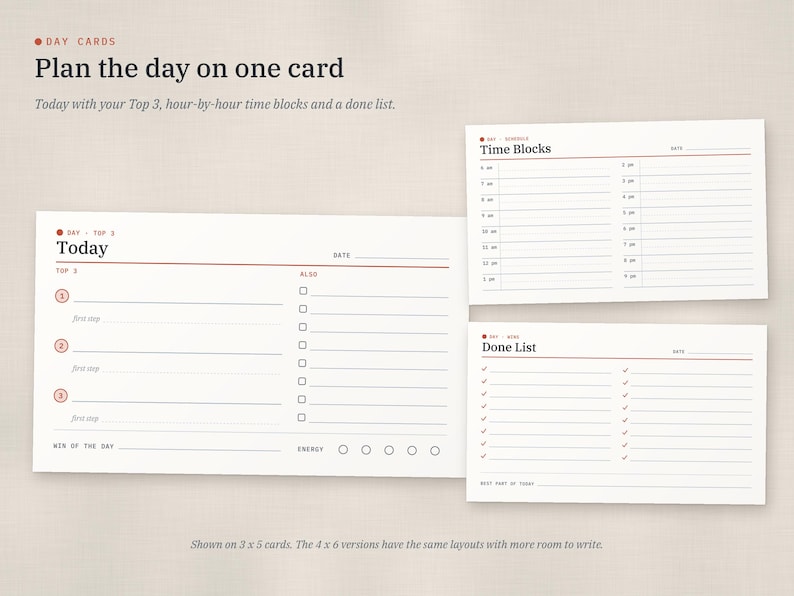 Puede incluir: Tres tarjetas de planificaci&oacute;n blancas con texto y l&iacute;neas rojas. La tarjeta m&aacute;s grande incluye secciones para Today, Top 3, Also y niveles de energ&iacute;a. Las tarjetas peque&ntilde;as incluyen Time Blocks de 8 am a 4 pm y una Done List con iconos.