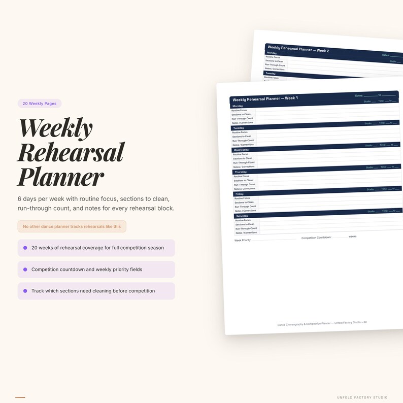 Op de afbeelding: Een witte Weekly Rehearsal Planner met 20 wekelijkse pagina's. De planner bevat secties voor routine focus, schoonmaken, run-through count en notities. Functies zijn 20 weken repetitiedekking. De tekst luidt "Weekly Rehearsal Planner."