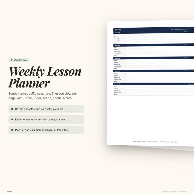 Pu&ograve; includere: Un pianificatore di lezioni settimanali con il testo "Weekly Lesson Planner" e "24 Weekly Pages". Il pianificatore &egrave; progettato per l'equitazione, con spazio per i dettagli delle lezioni, gli abbinamenti cavallo-cavaliere e le informazioni sull'arena. Copre 6 mesi.