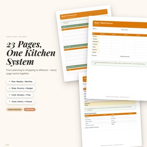 Puede incluir: Un conjunto de p&aacute;ginas imprimibles para la planificaci&oacute;n de la cocina. Las p&aacute;ginas incluyen una lista de compras maestra, un planificador de comidas semanal y hojas de seguimiento del presupuesto. El texto en las p&aacute;ginas incluye "23 Pages, One Kitchen System". Las p&aacute;ginas son blancas con acentos naranjas.