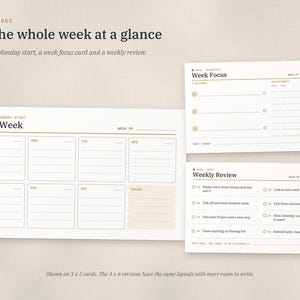 Puede incluir: Tres tarjetas de planificaci&oacute;n rectangulares blancas con texto oscuro y detalles dorados. Las tarjetas presentan dise&ntilde;os para This Week, Week Focus y Weekly Review, incluyendo secciones para tareas diarias, citas y listas de control.
